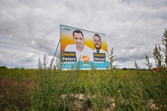 CDU-Wahlplakat für die Landtagswahl 2026 in Mecklenburg-Vorpommern, Foto (Archiv) vor Parteiparty.
