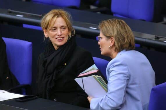 Karin Prien und Stefanie Hubig (Archiv) begrüßen EU-Regeln zu Altersgrenzen für Social Media.
