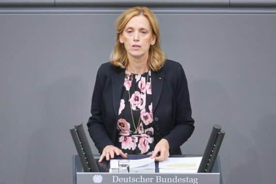 Karin Prien im Archivfoto: Drohende juristische Schritte bei drastischen AfD-Bildungsänderungen in Sachsen-Anhalt.