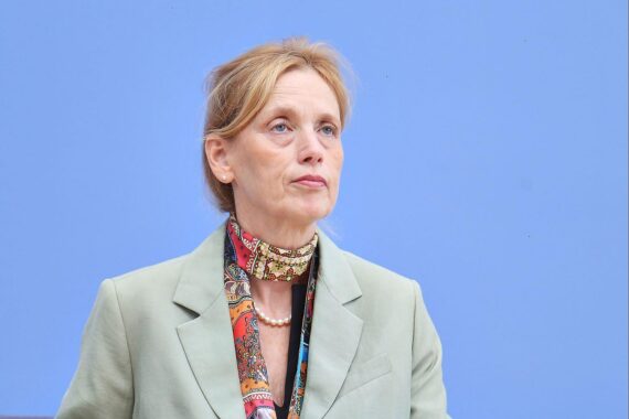 Karin Prien vor Hintergrund aus Bildungsthematik und Datenmonitoring (PISA) in Berlin.
