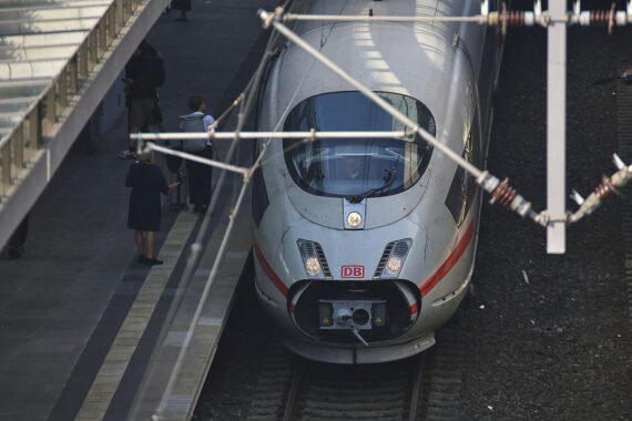 ICE 3 am Bahngleis; Pro Bahn fordert Überwachungskameras in Einstiegsbereichen von Fernzügen.