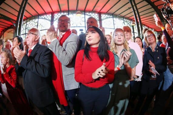 SPD-Wahlparty in Schwerin: Menschen feiern, während AfD knapp vor SPD liegt.