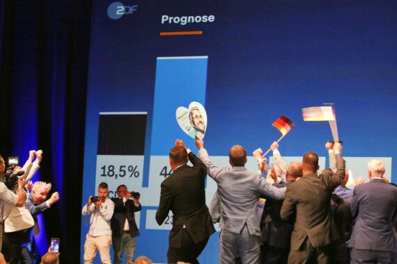 AfD-Wahlparty in Magdeburg am 06.09.2026: Wahlplakat, Menschen, Siegerstimmung, Ergebnisprognose für Sachsen-Anhalt.