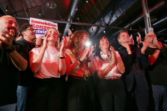 Linke Wahlparty in Berlin, Jubel für Spitzenkandidatin Elif Eralp vor Prognose der ARD/ZDF.