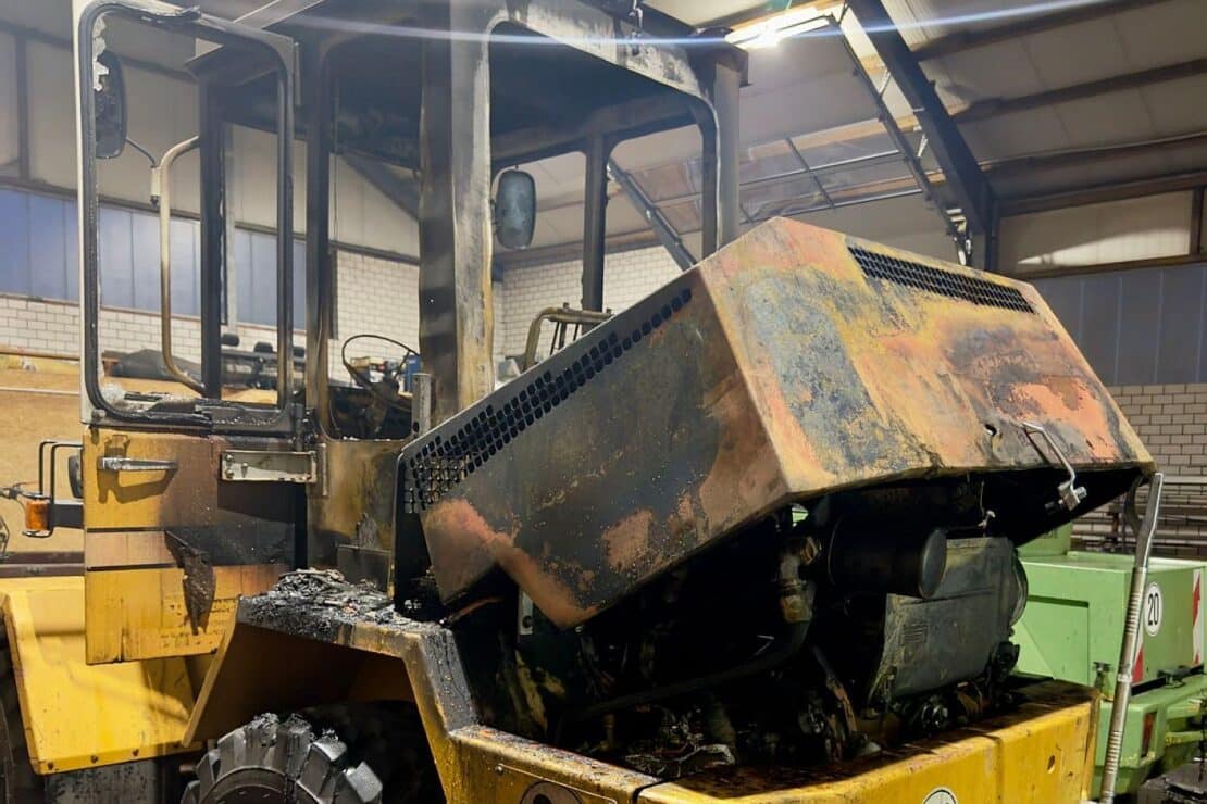 Radlader brennt in Maschinenhalle in Großenkneten-Huntlosen
