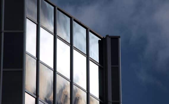 Büro-Hochhaus im Archiv: Unternehmen planen mehr befristete Verträge, Unsicherheit am Arbeitsmarkt.