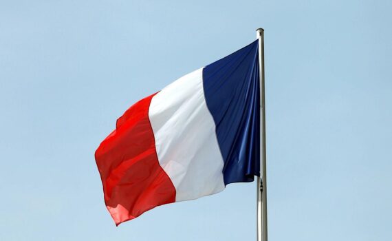 Französische Flagge im Archiv: Sieg des Rassemblement National bei Senatswahlen, Marine Le Pen.