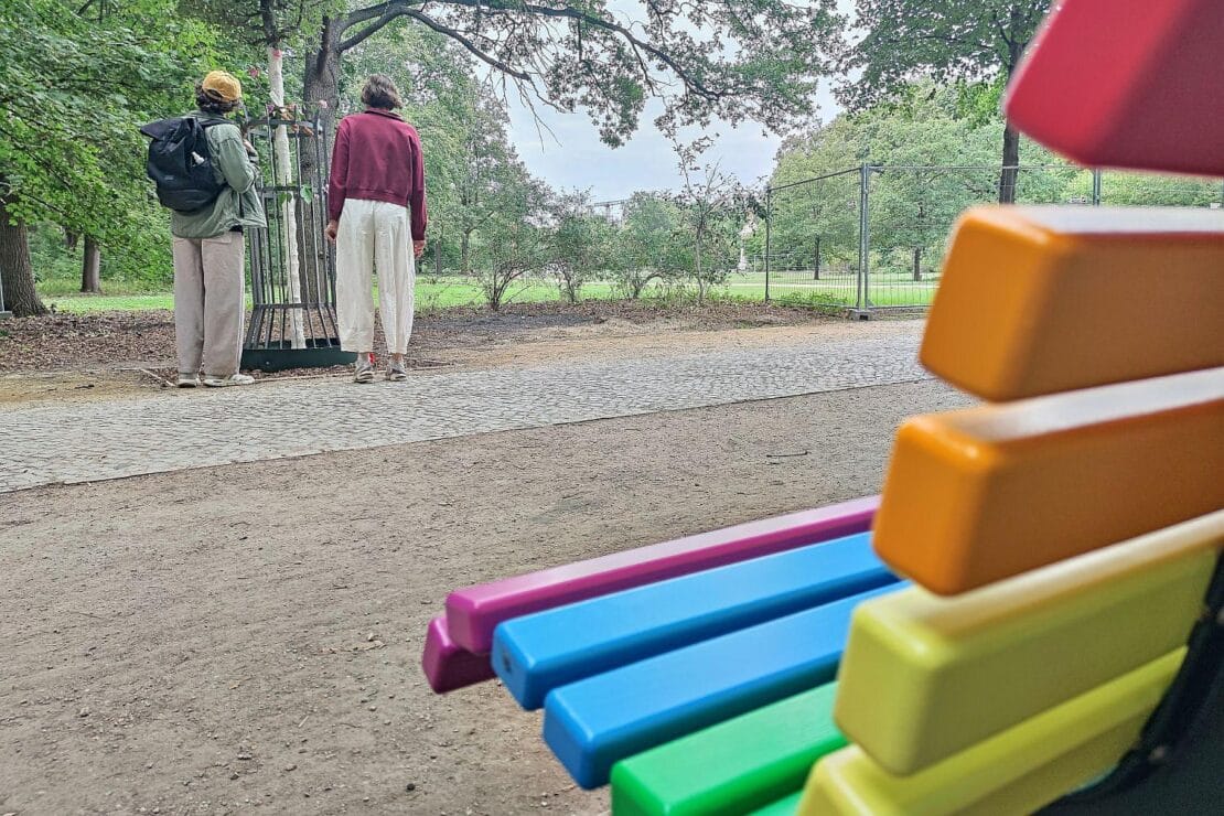 Regenbogenbank im Großen Tiergarten beschädigt
