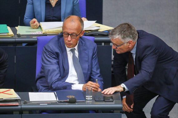 Friedrich Merz und Regierungssprecher Stefan Kornelius (Archivfoto), im Kontext fallender Umfragewerte.