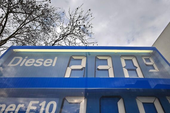 Tankstelle im Archiv, steigende Spritpreise; Ministerpräsidentin Anke Rehlinger fordert Spritpreisdeckel und Übergewinnsteuer.