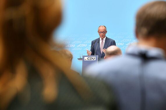 Friedrich Merz kritisiert: Anke Rehlinger im Gespräch, während CDU-Reformkurs und Wahlergebnisse diskutiert werden.