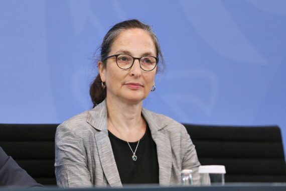 Constanze Janda (Archiv) vor parlamentarischem Hintergrund, Thema: Abschaffung der abschlagsfreien Rente nach 45 Beitragsjahren.