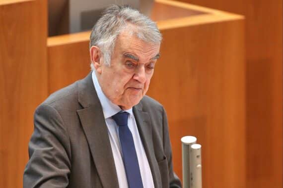 NRW-Innenminister Herbert Reul (Archivfoto) bei Lagebesprechung nach Sabotageversuch am Umspannwerk.