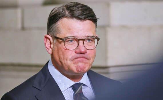 Ministerpräsident Boris Rhein kritisiert Steuererhöhungen für Alkohol, Schaumwein, Tabak und zuckerhaltige Getränke.