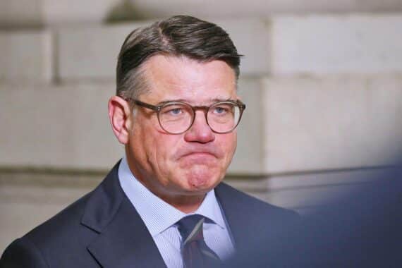 Ministerpräsident Boris Rhein kritisiert Steuererhöhungen für Alkohol, Schaumwein, Tabak und zuckerhaltige Getränke.