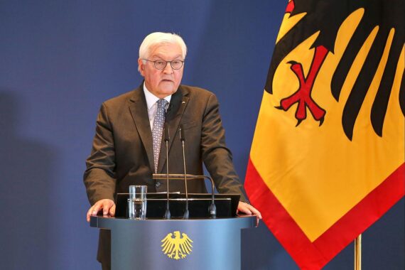 Hessens Ministerpräsident Boris Rhein im Interview; im Hintergrund/Beitrag: Frank-Walter Steinmeier (Archivfoto).
