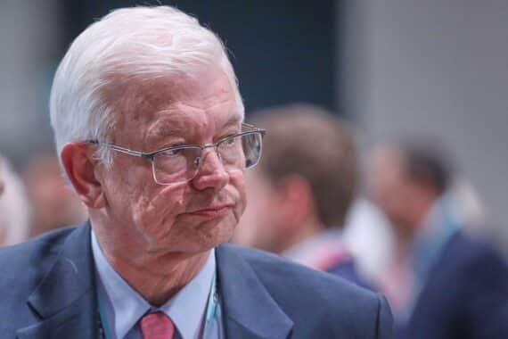 Roland Koch warnt die Union nach der Landtagswahl Sachsen-Anhalt vor einer Minderheitsregierung.