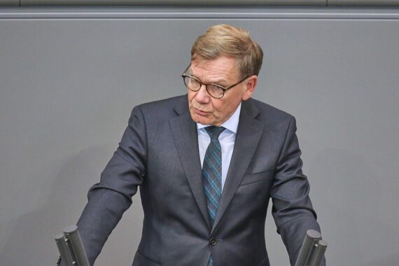 Außenminister Johann Wadephul erhält Zuspruch von Rüstungsindustrie zur Ukraine-Waffenfinanzierung.
