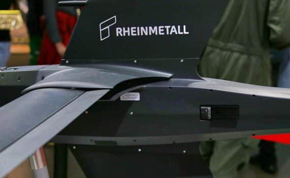 Rheinmetall-Drohne FV-014 (Archiv) neben Sicherheits-/Rüstungskontext in Berlin; Ausgebremste Geheimschutzverfahren.