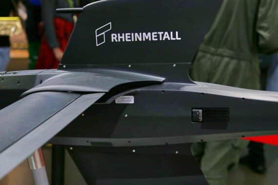 Rheinmetall-Drohne FV-014 (Archiv) neben Sicherheits-/Rüstungskontext in Berlin; Ausgebremste Geheimschutzverfahren.