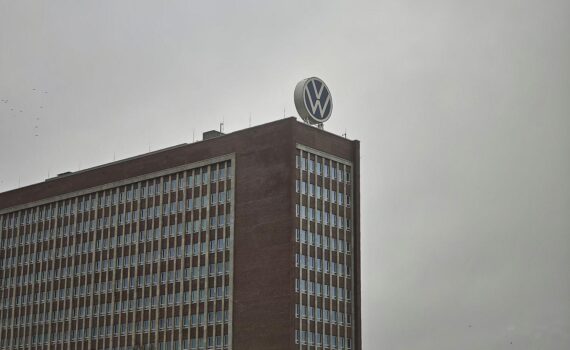Bärbel Bas vor VW, Forderung nach Standortsicherheit; Volkswagen-Sparpläne und drohende Werk-Schließungen im Hintergrund.