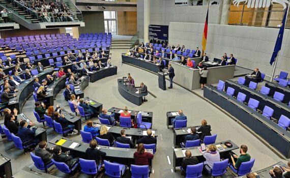 Bundestagssitzung in Berlin (Archiv): SPD-Rentenpolitikerin Annika Klose fordert Renteneinbeziehung für mehr Erwerbstätige.