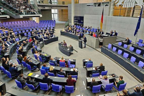 Bundestagssitzung in Berlin (Archiv): SPD-Rentenpolitikerin Annika Klose fordert Renteneinbeziehung für mehr Erwerbstätige.
