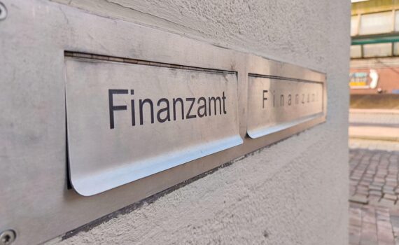 Finanzamt-Archivfoto mit SPD-Finanzpolitikern, Steuerreform: Entlastungen für Bürger und Gegenfinanzierung.