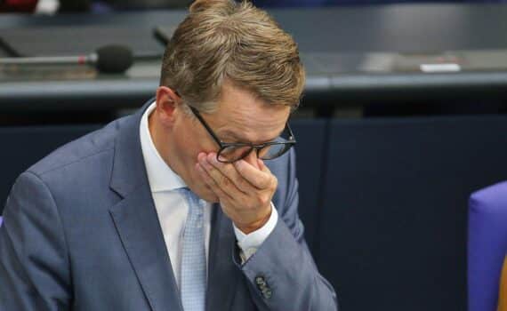 Carsten Linnemann und Matthias Miersch diskutieren im Bundestag über geplante Pflegereform und Kürzungen.