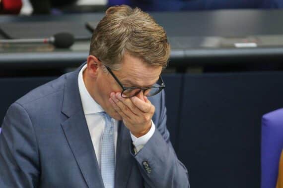 Carsten Linnemann und Matthias Miersch diskutieren im Bundestag über geplante Pflegereform und Kürzungen.