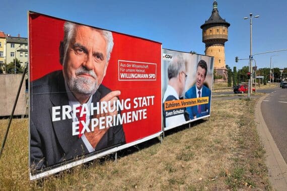 Wahlplakate der SPD vor der Landtagswahl in Sachsen-Anhalt, mit positiver Umfrageerwartung.