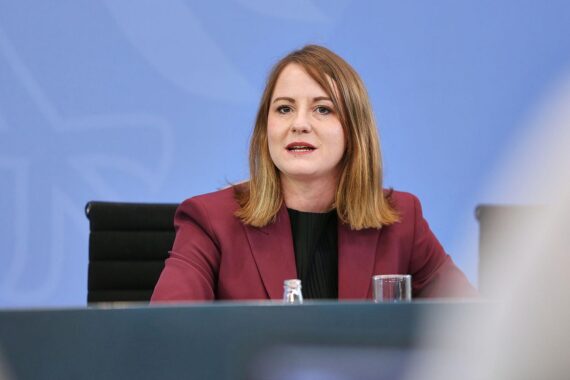 Annika Klose und Hakan Demir (SPD-Linke) warnen vor schlechtem Wahlergebnis und fordern härteres Vorgehen.