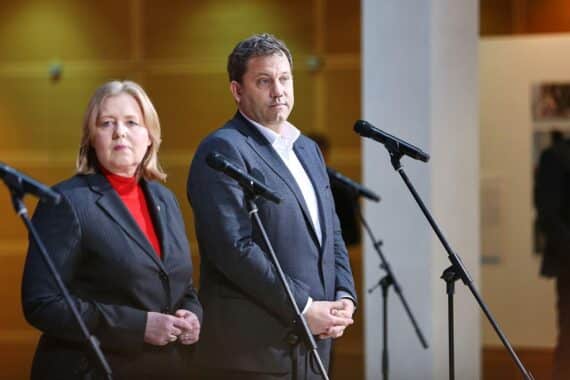 Bärbel Bas und Lars Klingbeil im Archivfoto; SPD-Spitze berät mit früheren Parteivorsitzenden.