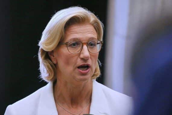 Anke Rehlinger spricht auf einem Parteifoto (Archiv) und fordert Kurskorrekturen der Bundesregierung.
