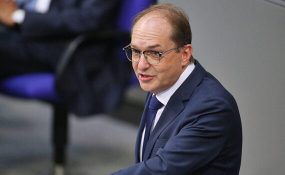 Alexander Dobrindt im Archivfoto; im Hintergrund Debatte um Kürzung der unabhängigen Asylberatung in Deutschland.