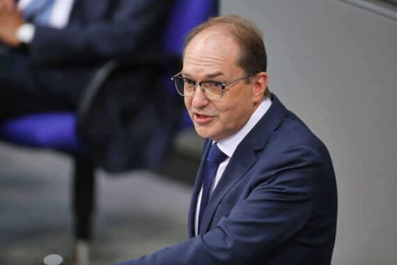 Alexander Dobrindt im Archivfoto; im Hintergrund Debatte um Kürzung der unabhängigen Asylberatung in Deutschland.