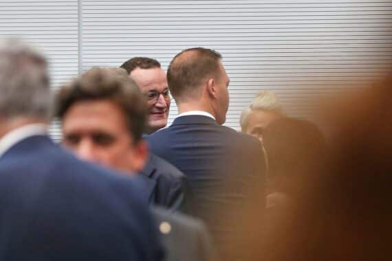 Jens Spahn (Archiv) vor dem Bundestag; SPD fordert Fingerspitzengefühl bei Personalentscheidungen.