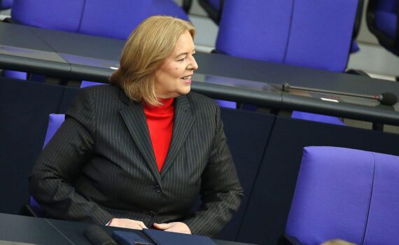 Bärbel Bas spricht vor politischem Hintergrund, SPD kritisiert Forderung nach Abberufung durch die Union.