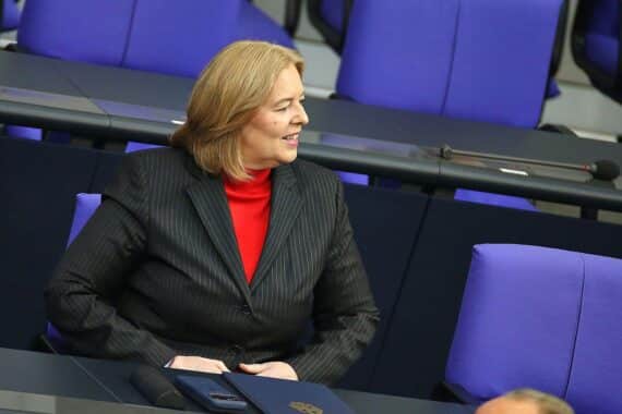 Bärbel Bas spricht vor politischem Hintergrund, SPD kritisiert Forderung nach Abberufung durch die Union.