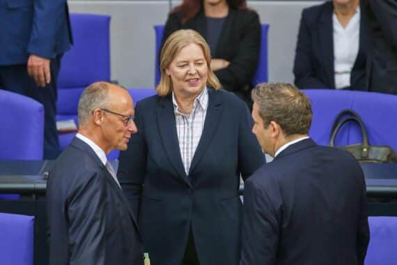 Friedrich Merz und Bärbel Bas im Archivfoto – Gespräch nach den Wahlen zur SPD-Reformstrategie.