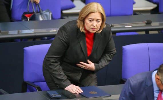 Bärbel Bas bei einer politischen Stellungnahme; Streit in der Koalition nach Rücktrittsforderung eines CDU-Politikers.