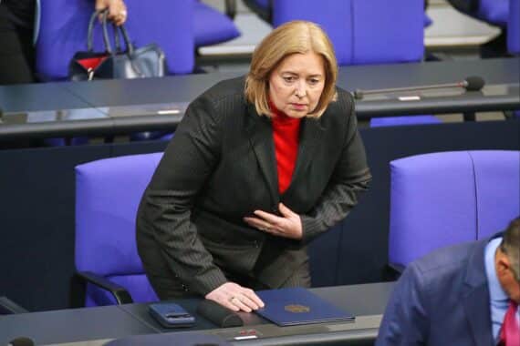 Bärbel Bas bei einer politischen Stellungnahme; Streit in der Koalition nach Rücktrittsforderung eines CDU-Politikers.
