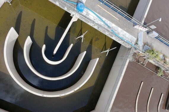 Klärwerk Eversburg: SWO Netz modernisiert biologische Reinigungsstufe mit Membrankissen und saniert Becken.