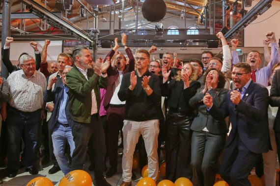 BSW-Wahlparty in Magdeburg, Parteivertreter diskutieren Gespräche mit AfD über Energie, Bildung, Friedenspolitik.