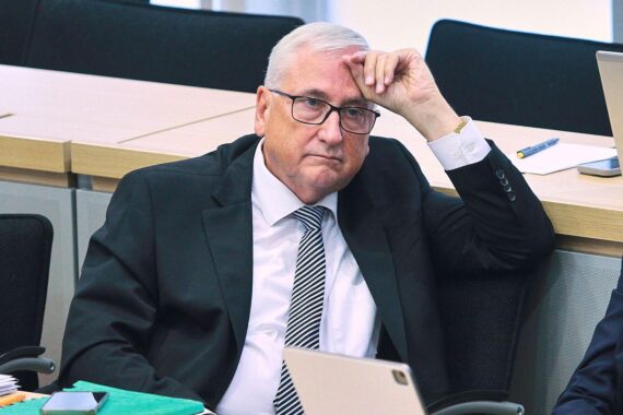 Minister Michael Richter bei Verhandlung über neue Investoren für das ehemalige Intel-Werk in Magdeburg.