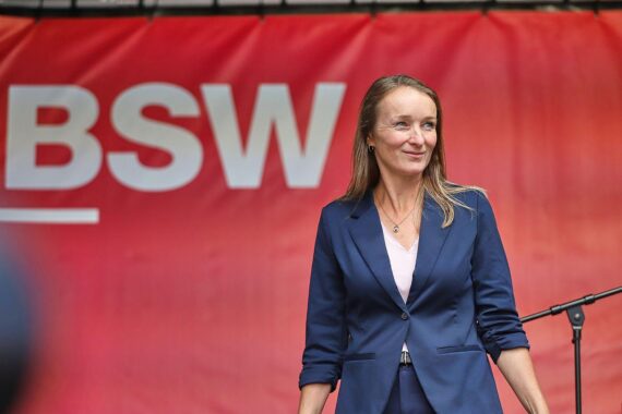Claudia Wittig steht in Berlin; BSW Sachsen-Anhalt begrüßt Katja Wolfs Parteiaustritt aus Thüringen.