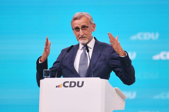 Armin Schuster (CDU) plädiert für Verschärfung des Asylrechts: Grundgesetz streichen, Kontingente, Grenzkontrollen.