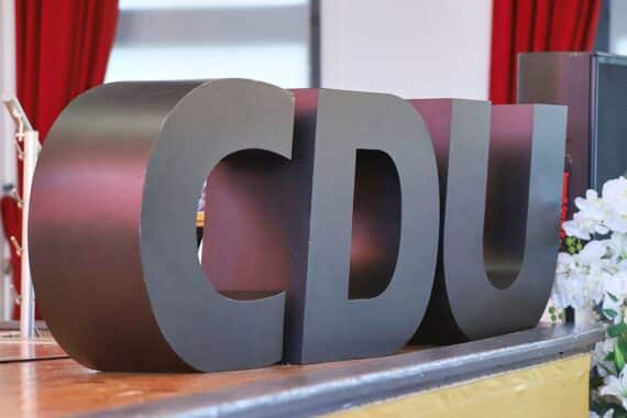 CDU-Logo vor Berliner Kulisse: Kreisvorsitzende fordern schonungslose Analyse und neuen Aufbruch.
