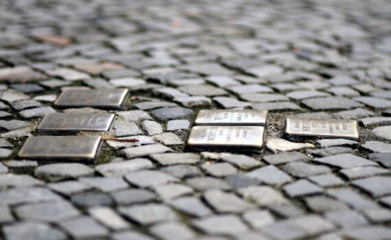 Stolpersteine im Gehweg, Archivfoto von Gunter Demnig, in Heidenau vor Häusern der NS-Opfer.