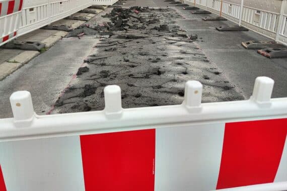 Baustelle in Quedlinburg: Sanierung der Wipertistraße (K 1360) mit abgesperrter Straße und Baufahrzeugen.